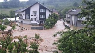 Vodena bujica nosi sve pred sobom: Najteža situacija u Čeliću i Koraju