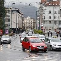 Pretežno mokar ili vlažan kolovoz i pojačan promet vozila u blizini većih gradskih centara