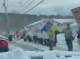 Nakon haosa u Bijeloj kući: Protesti dočekali Džej Di Vensa u Vermontu gdje je krenuo na odmor
