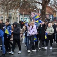 Hiljade učenika srednjih škola na Trgu slobode: Organizirali defile povodom Dana nezavisnosti