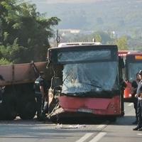 Prve fotografije s lica mjesta stravične nesreće: Kamion prikolicom probio autobus