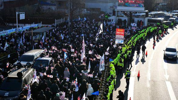 Demonstracije ispred Junove rezidencije - Avaz