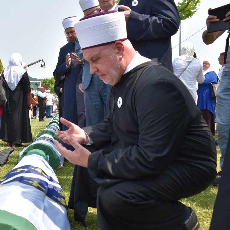 Reis Kavazović proučio Fatihu nad svakim od tabuta