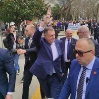 Građani protestovali zbog Dodikovog dolaska: Demonstrante "pozdravio" s tri prsta