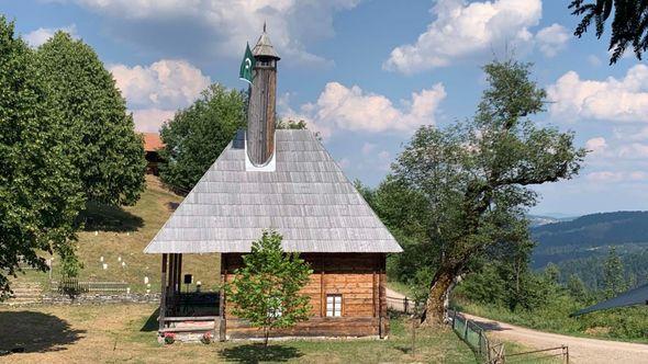 Srbin čuvao džamiju - Avaz