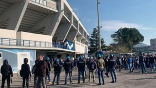 Navijači na stadionu tražili predsjednika, on se sakrio u svlačionicu