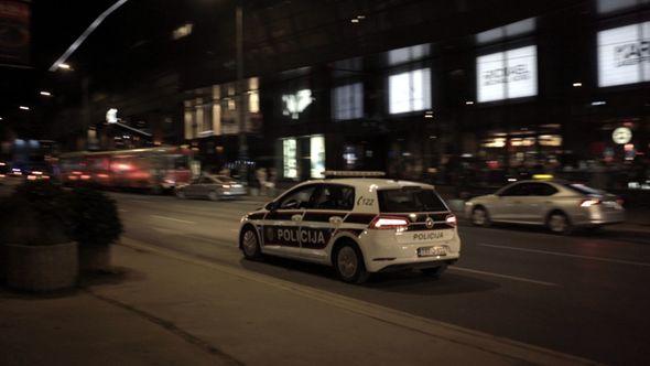 Policijsko vozilo u blizini tržnog centra - Avaz