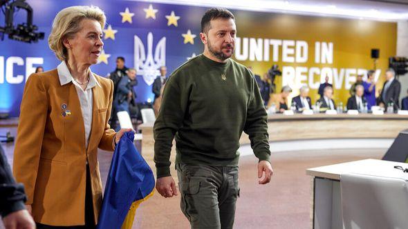 European Commission President Ursula von der Leyen with a Ukrainian flag and Ukrainian President Volodymyr Zelenskyy during the EU-Ukraine summit in Kyiv - Avaz