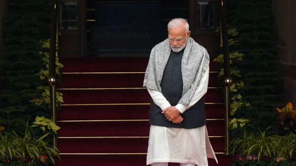 Indian Prime Minister Narendra Modi waits for the arrival of Egyptian President Abdel Fattah El-Sisi at Hyderabad house, in New Delh - Avaz