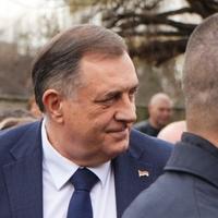 Video / Nakon pauze od skoro dva mjeseca: Dodik stigao u Sud BiH, dočekale ga brojne pristalice s muzikom