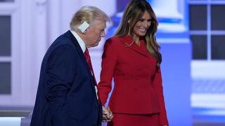 Prvo njeno pojavljivanje u javnosti: Donald Tramp i Melania razmijenili zagrljaje i poljupce