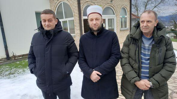 Omer i Mirsad Konjić s imamom hafiz ef. Zajimom Šiljićem ispred novosagrađene džamije - Avaz