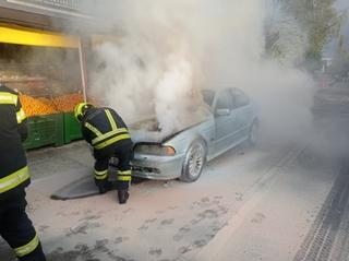 Gorio automobil ispred trgovačke radnje u Banjoj Luci