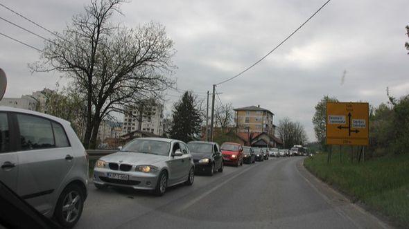 Kilometarska kolona nakon nesreće - Avaz