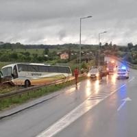 Vozač iz Breze i četiri putnika povrijeđeni u slijetanju autobusa