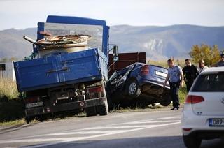 Teška nesreća na Buni: Automobil podletio pod kamion