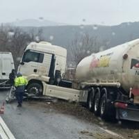 Nesreća u BiH: Cisterna probila bankinu i sletjela s ceste