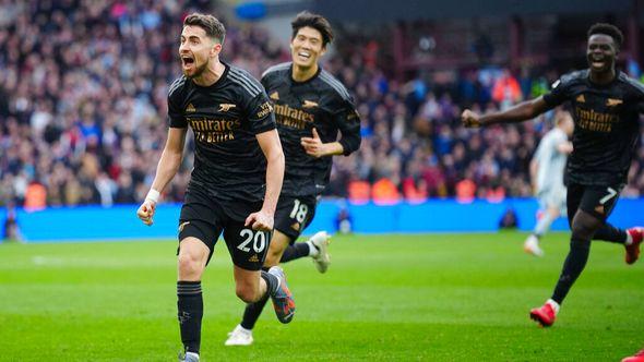 Arsenal's Jorginho, left, celebrates after scoring during the English Premier League soccer match between Aston Villa and Arsenal at Villa Park in Birmingham - Avaz