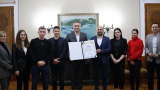 Robotički reprezentativci BiH uručili plaketu Denisu Bećiroviću