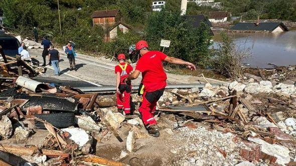 Spasioci tragaju za unesrećenim - Avaz