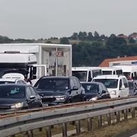 Video / Potpuno obustavljen saobraćaj nakon stravične nesreće u Tičićima: Kilometarske kolone na autoputu