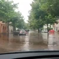 Video / Hladnija fronta sa kišom i grmljavinom stigla u BiH: Ulice bh. grada pod vodom