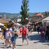 Foto / Unatoč visokim temperaturama na ulicama Sarajeva veliki broj turista