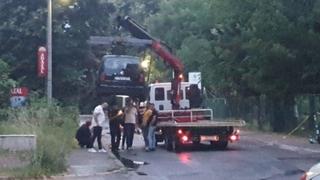 Drama u Sarajevu: Šta se dešava u Nedžarićima, cesta ograđena trakom, vozilo odignuto pa spušteno