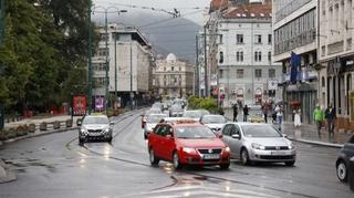 Pretežno mokar ili vlažan kolovoz i pojačan promet vozila u blizini većih gradskih centara