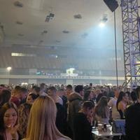 Užarena atmosfera pred početak nastupa Tee Tairović u Skenderiji