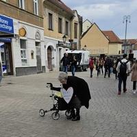 Starica u Zagrebu oko vrata nosila poruku Milanoviću