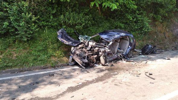 Potpuno smrskani automobil u nesreći kod Maglaja   - Avaz