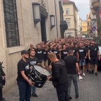 Video / "Zmajevi" će u Budimpešti imati veliku podršku: Pogledajte korteo BH Fanatikosa, ulicama odjekuje "Volim te Bosno"