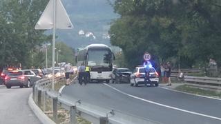 Video / Udes autobusa i automobila u Đurđeviku, nastao kolaps u saobraćaju