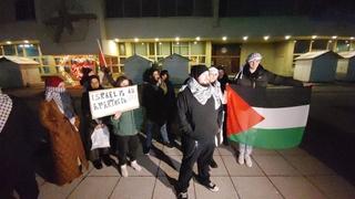 Protesti ispred Skenderije zbog hokejaške utakmice BiH i Izraela, okupljeni uzvikuju: "Free Palestine"