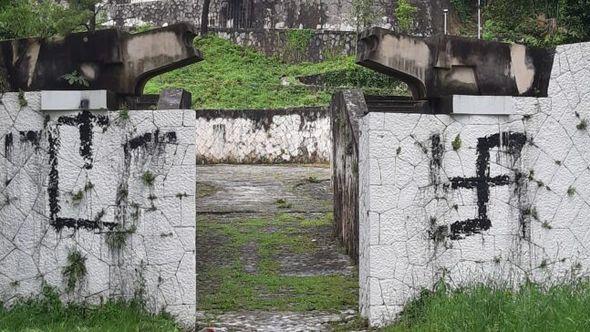 Fašistički simboli na Partizanskom groblju u Mostaru - Avaz