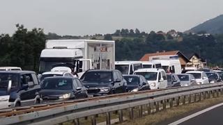 Video / Potpuno obustavljen saobraćaj nakon stravične nesreće u Tičićima: Kilometarske kolone na autoputu