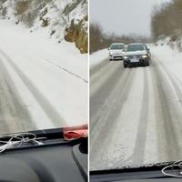 Video / Opasna vožnja u BiH: Za dlaku je izbjegnuta nesreća na snježnom putu