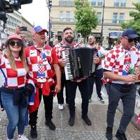 Foto / Pogledajte atmosferu na ulicama Berlina: Hrvati će imati "vatrenu" podršku, razvili zastavu dugu 107 metara