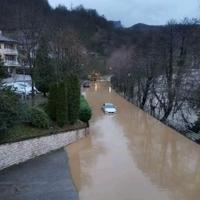 Dramatične scene u Konjicu: Automobil zaglavio u vodi i blatu