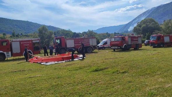 Vatrogasci se bore s vatrenom stihijom - Avaz