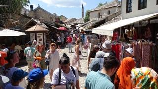 Iako je vruće turistima u Mostaru sunce ne smeta