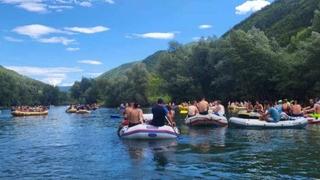 U Goraždu počela četvrta Eko Drinska regata: Više od 400 učesnika krenulo iz kampa 