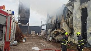 Teške posljedice požara u Brčkom: Šest osoba povrijeđeno, pet otrovano, vatra progutala trećinu fabrike