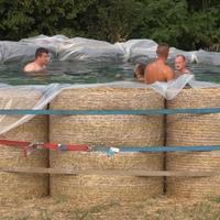 Mladići u BiH napravili nevjerovatni bazen od sijena: Otkrili koliko ih je sve koštalo