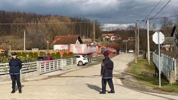 Ispred kuće gdje je izvršen zločin - Avaz