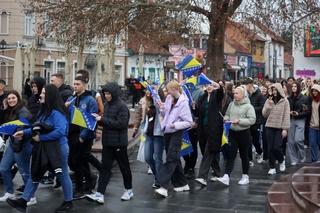 Hiljade učenika srednjih škola na Trgu slobode: Organizirali defile povodom Dana nezavisnosti