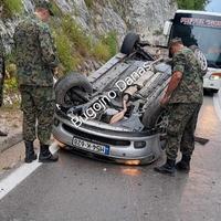 Teška nesreća na Makljenu: Vozilo završilo na krovu, pomogli pripadnici Oružanih snaga