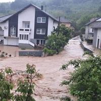 Vodena bujica nosi sve pred sobom: Najteža situacija u Čeliću i Koraju