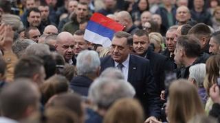 Zapjevalo se pred Narodnom skupštinom RS, stigao i Dodik, prisutni skandiraju njegovo ime